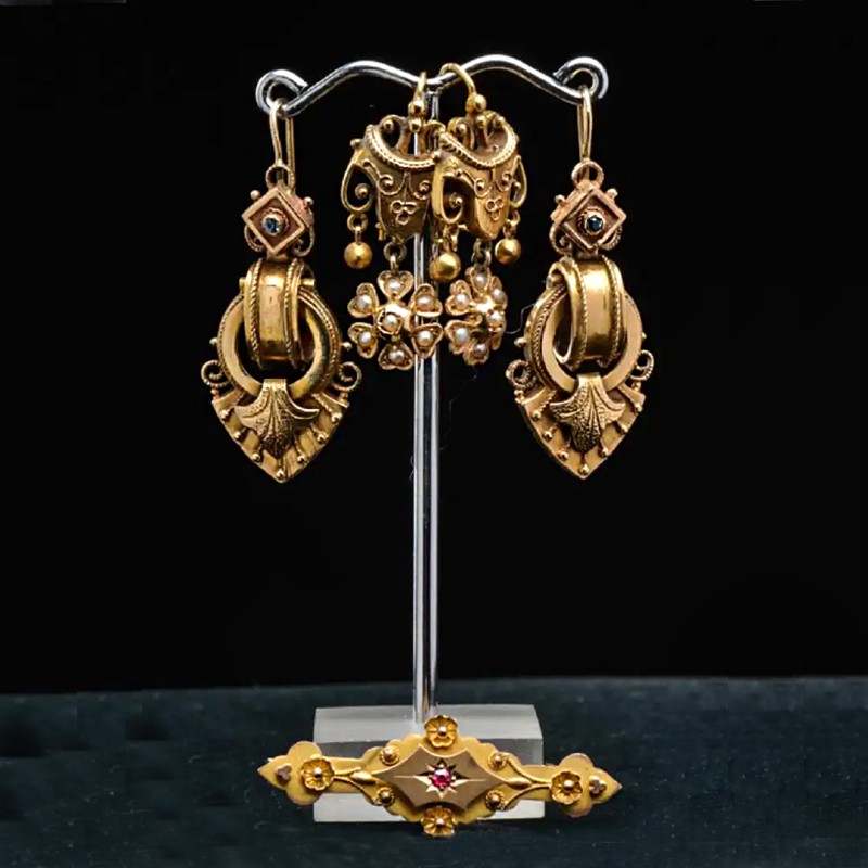 Victorian 9 Karat Yellow Gold Pin - Image 4