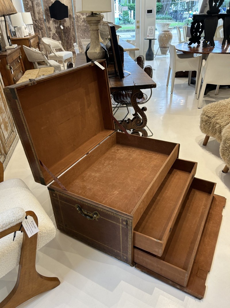 19th Century Leather Chest with Gilded Detail of a Cardinal - Image 8