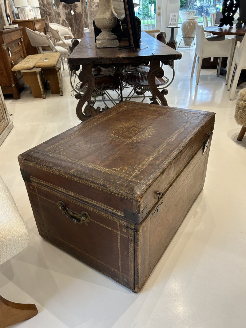 19th Century Leather Chest with Gilded Detail of a Cardinal - Image 3