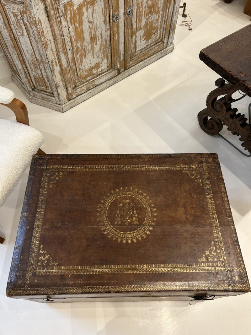19th Century Leather Chest with Gilded Detail of a Cardinal - Image 4