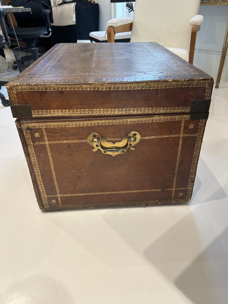 19th Century Leather Chest with Gilded Detail of a Cardinal - Image 5