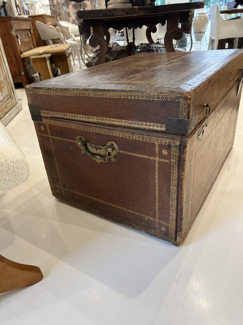 19th Century Leather Chest with Gilded Detail of a Cardinal - Image 7
