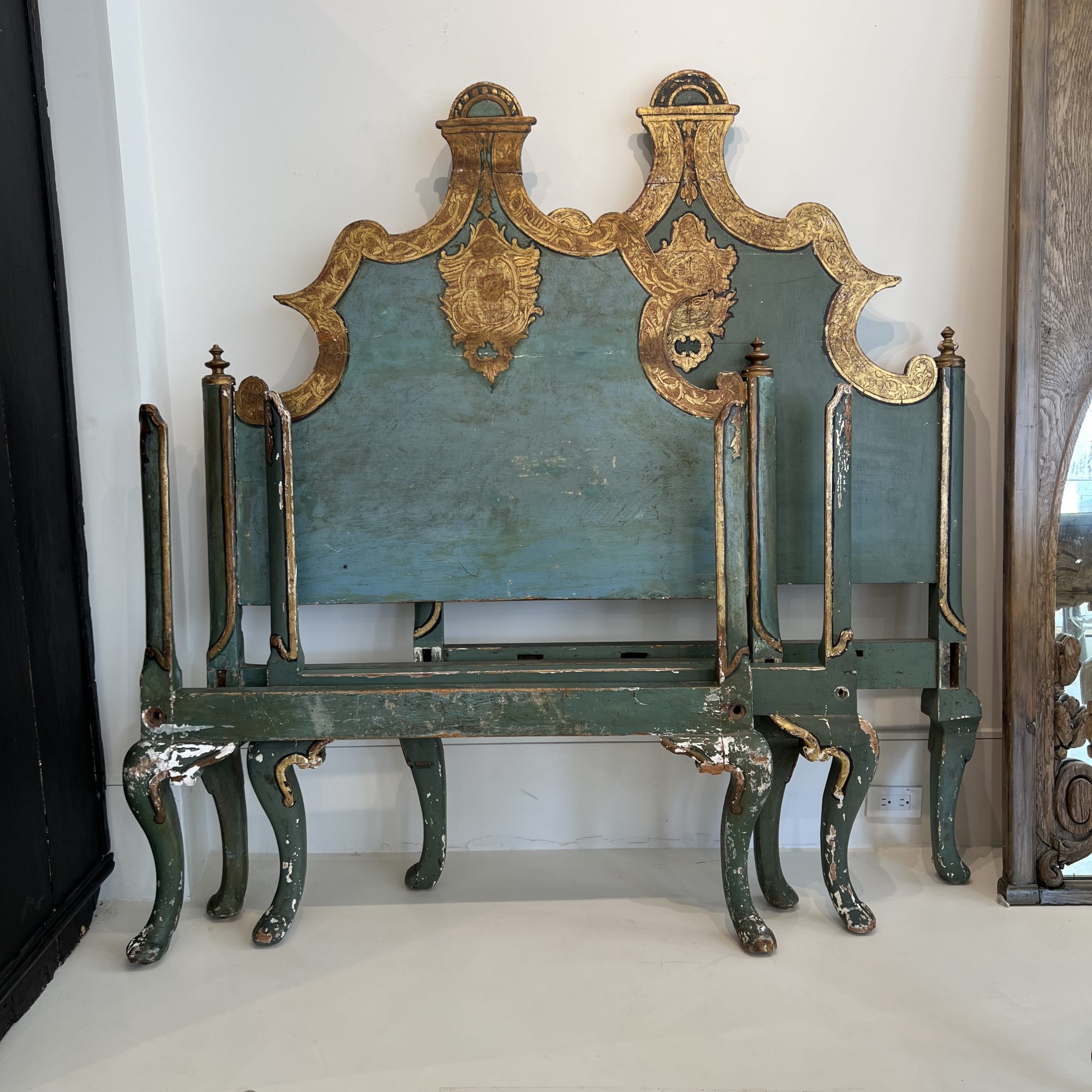 Venetian Style Pair of Painted & Parcel Gilt Twin Beds - Image 2