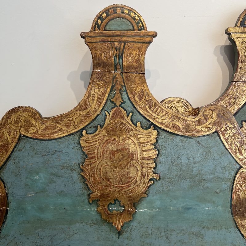 Venetian Style Pair of Painted & Parcel Gilt Twin Beds - Image 3