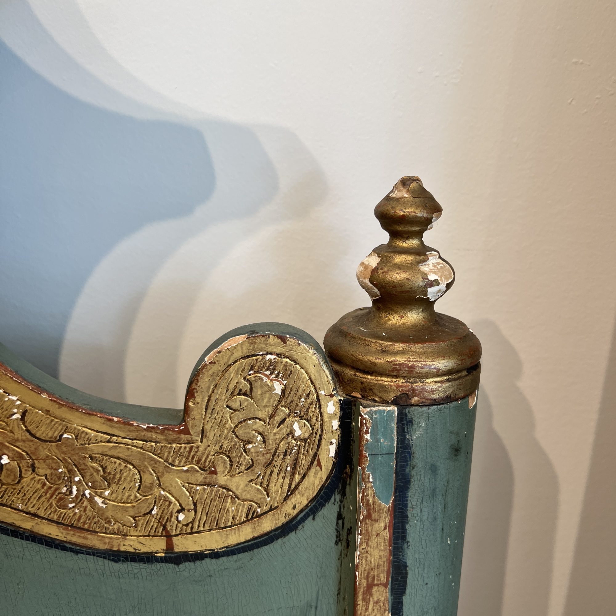 Venetian Style Pair of Painted & Parcel Gilt Twin Beds - Image 6
