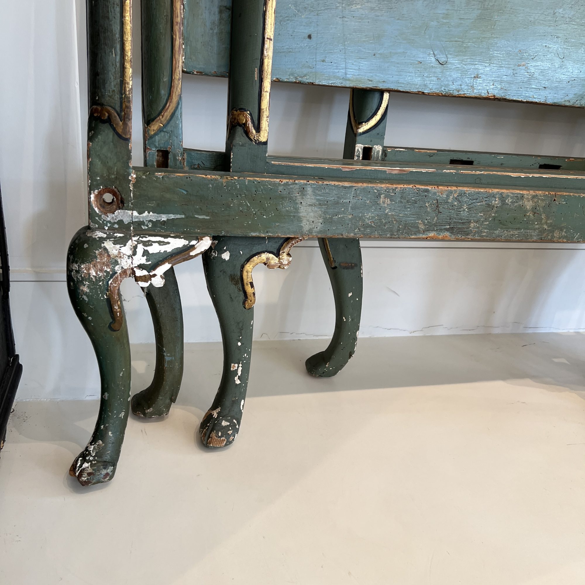 Venetian Style Pair of Painted & Parcel Gilt Twin Beds - Image 8