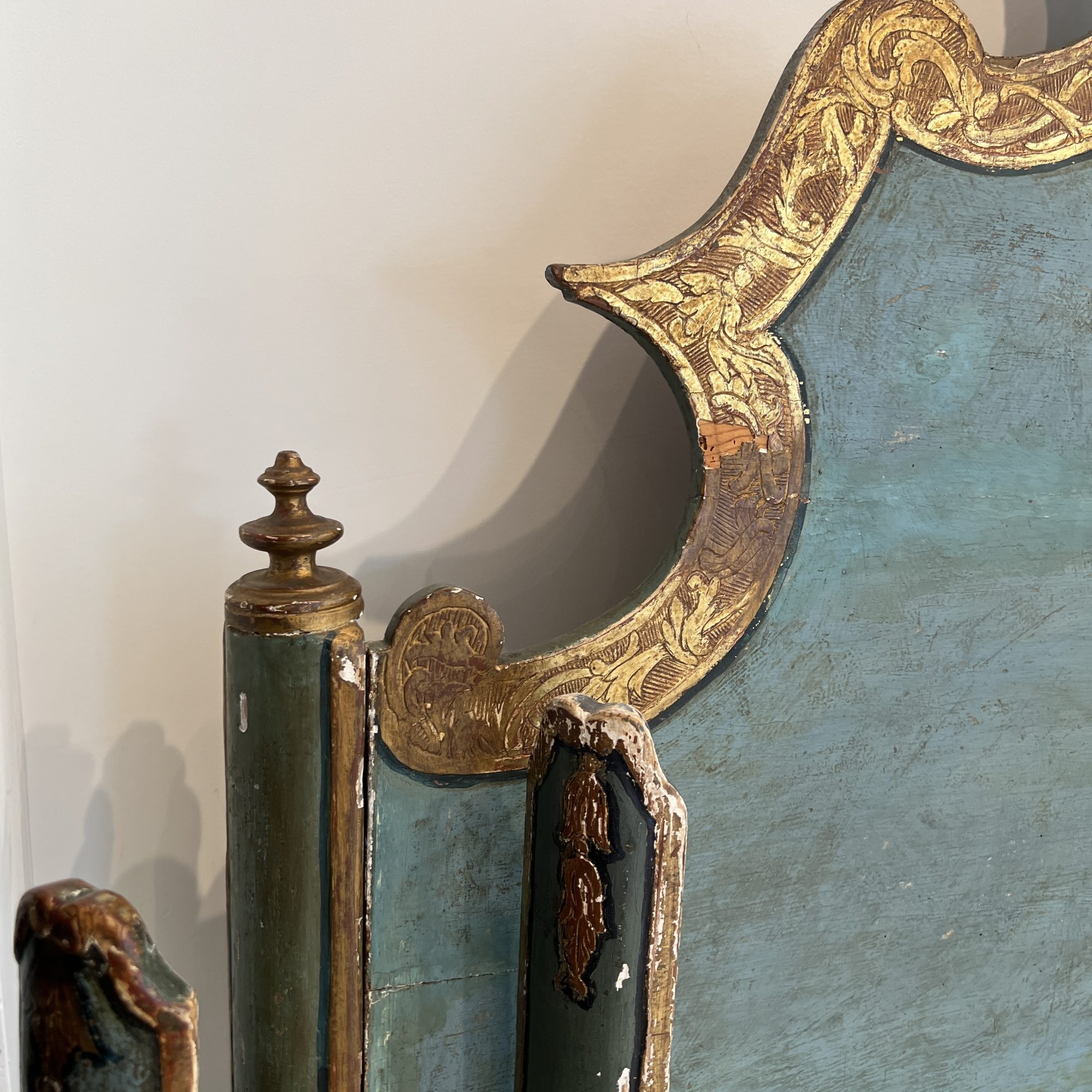 Venetian Style Pair of Painted & Parcel Gilt Twin Beds - Image 9
